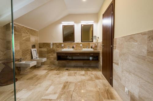 Waikiki Apartments - image 2