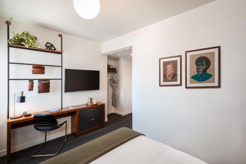 Queen Room image 3