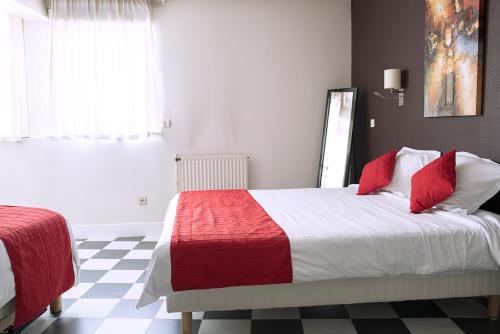 1 queen bed, 1 twin bed