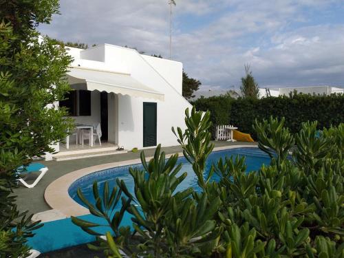  Apartamentos Delfines, Pension in Cala Blanca