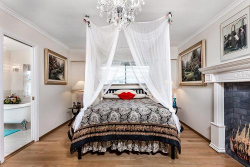 Queen Suite with 2 Bathrooms - Room #4 room in Diana's Luxury Bed and Breakfast