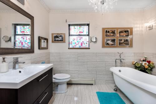 Queen Suite with 2 Bathrooms - Room #4 image 10