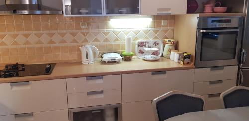 ห้องครัว, Apartman "Lara" in โปลเช่