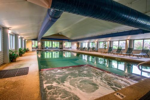 สระว่ายน้ำ, Attitash Mountain Village in บาร์ตเลต (NH)