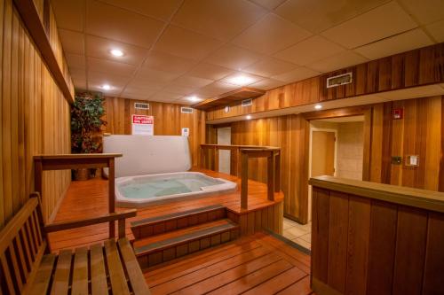 อ่างแช่น้ำร้อน, Attitash Mountain Village in บาร์ตเลต (NH)