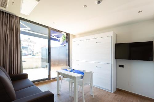 Apartamentos Playa De Los Barcos - image 4