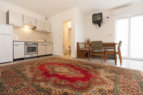 Apartments Zoran - beach 400m - image 3