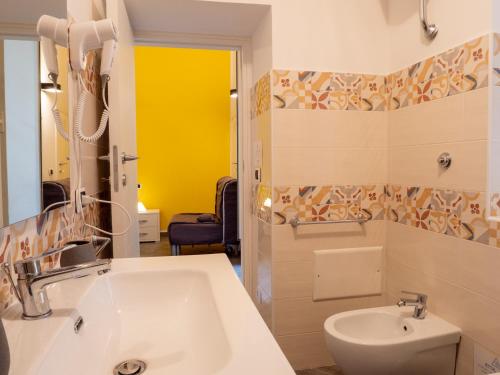 Deluxe Double Room image 9