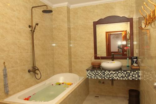 room detail thumbnail 1