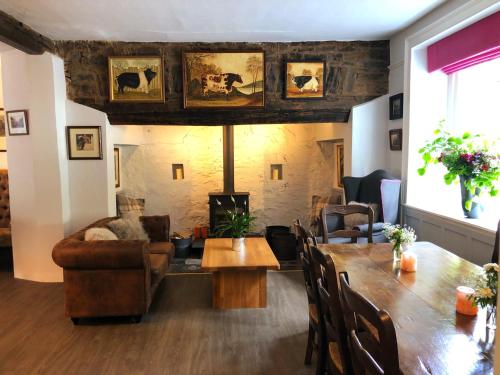 The Red Lion Hotel - image 6