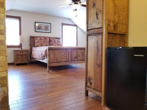 Mendelbaum Winery Loft West in Stonewall, USA