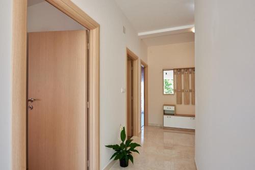 Apartments with a parking space Seget Donji Trogir - 17755 - image 2