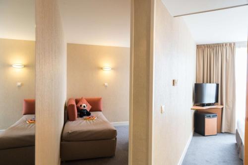 2 twin beds, 1 sofa bed