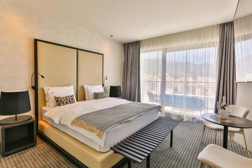 1 king bed, 1 sofa bed