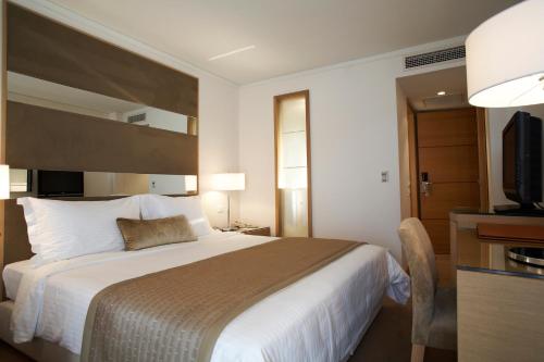 1 queen bed, 2 twin beds