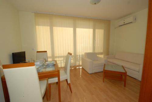 Studio with Balcony image 6