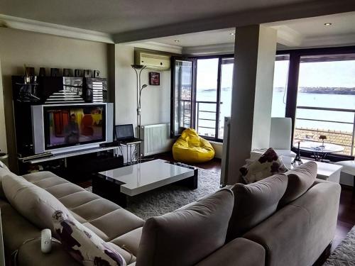  full sea view apartment on the beach in Gürpınar