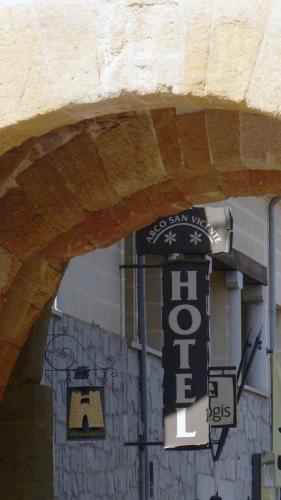 Hotel Arco San Vicente, Ávila bei Villafranca de la Sierra