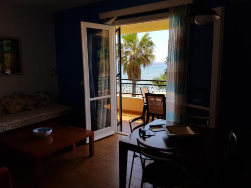 Corfu Glyfada Beachfront Apartment 7 - image 3