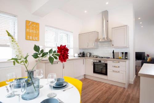 Oliverball Serviced Apartments - Flat B - Modern, ground floor, 2 bedroom, 2 bathroom apartment with garden in Central Southsea