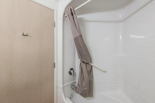 Motel 6 Junction City, KS - 화장실