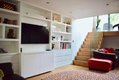 Bright And Modern 5 Bedroom Home With Garden In London