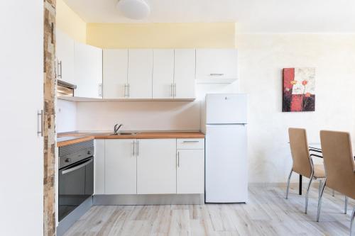 Tropic Apartments - image 4