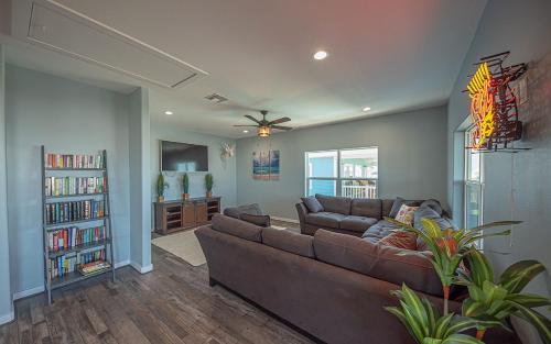 Big Blue Home - image 4