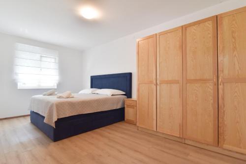 Villa Village Idylle with pool sauna jacuzzy and private parking garden - image 12