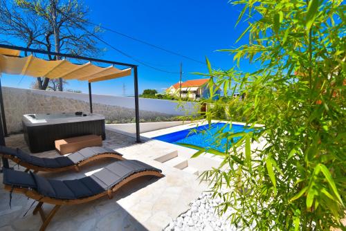 Villa Village Idylle with heated pool, sauna, jacuzzy and private parking Debeljak