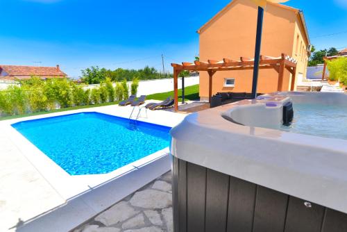 Villa Village Idylle with pool sauna jacuzzy and private parking garden - image 8