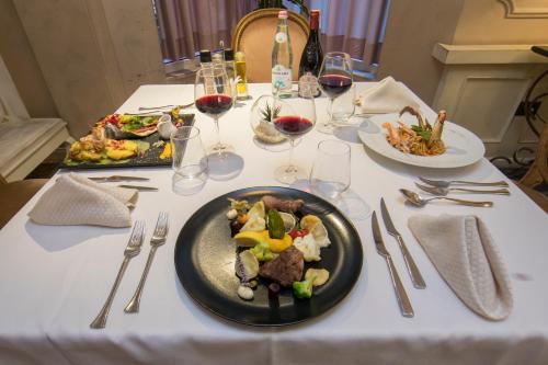 Classic Hotel - image 12