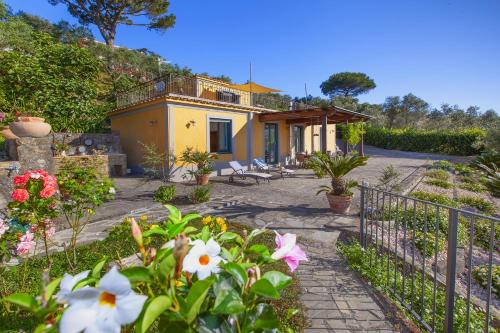  Amore Rentals - Villa Dei Galli in SantʼAgata sui Due Golfi