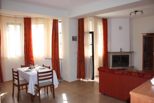 Two-Bedroom Suite image 6