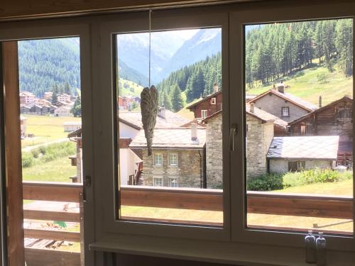 Apartment with Mountain View