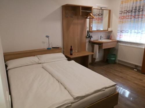 voodi, Dorf-Zimmer Mirth in Eltendorf