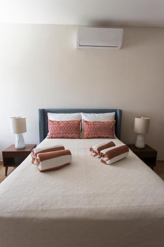 Pool, spa & jacuzzi- 3 bedrooms- close to airport!