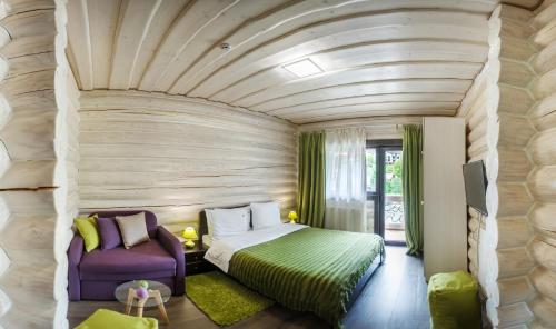 1 queen bed, 1 sofa bed
