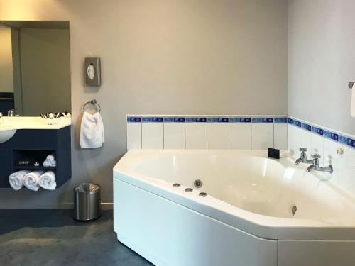 ห้องน้ำ, Bay Viaduct Motor Lodge in ทิมารู