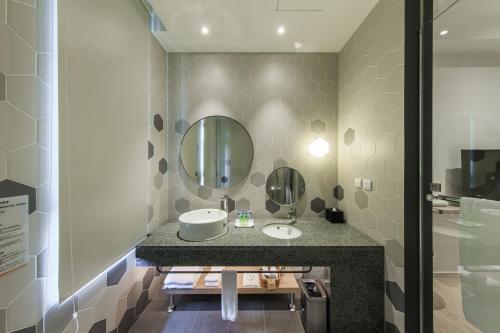 room detail thumbnail 2