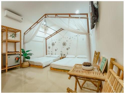 a room with a bed, a chair, and a window, May Homestay in Tuy Hòa (Phú Yên)