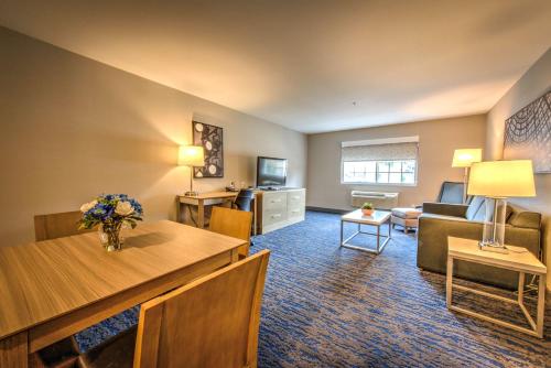 Best Western Plus Media Center Inn & Suites