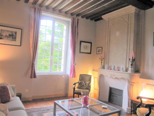 Koplietošanas atpūtas telpa ar TV, Bed & Breakfast Chateau Les Cedres in Bretteville-l'Orgueilleuse