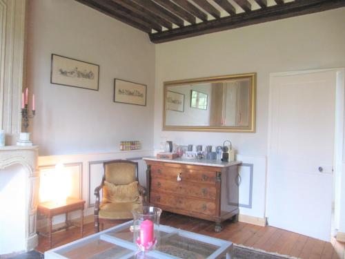 Koplietošanas atpūtas telpa ar TV, Bed & Breakfast Chateau Les Cedres in Bretteville-l'Orgueilleuse