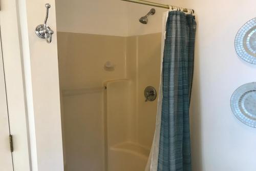4 Bed 2 Bath Vacation home in Ossipee - image 4