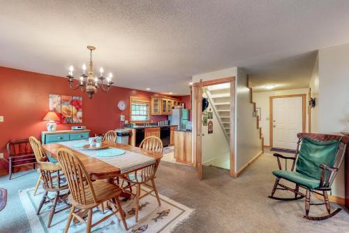 Loon Cove Cottage - main image