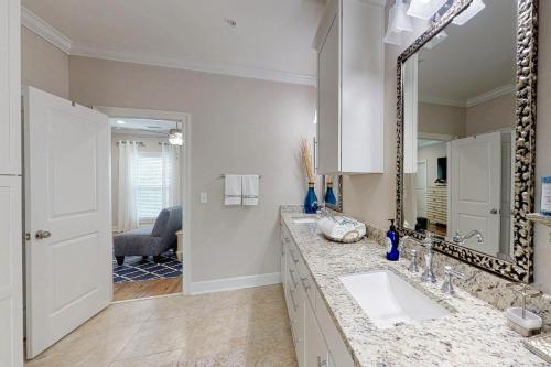 5 Bed 4 Bath Vacation home in Miramar Beach - image 2