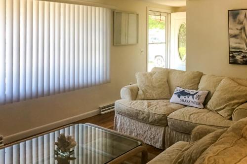 3 Bed 1 Bath Vacation home in West Yarmouth - image 8
