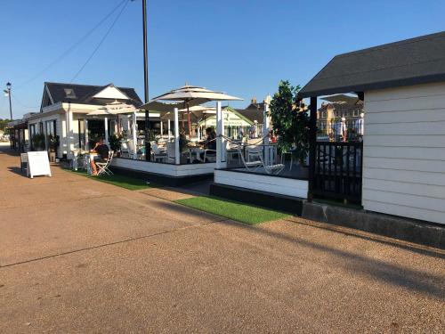 Wight On The Beach, Sleeps 4, Free Off Road Parking, Balcony with Sea Views in Ryde North East