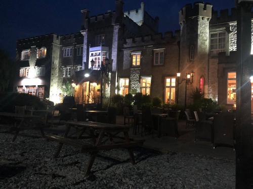 Wight On The Beach, Sleeps 4, Free Off Road Parking, Balcony with Sea Views in Ryde North East